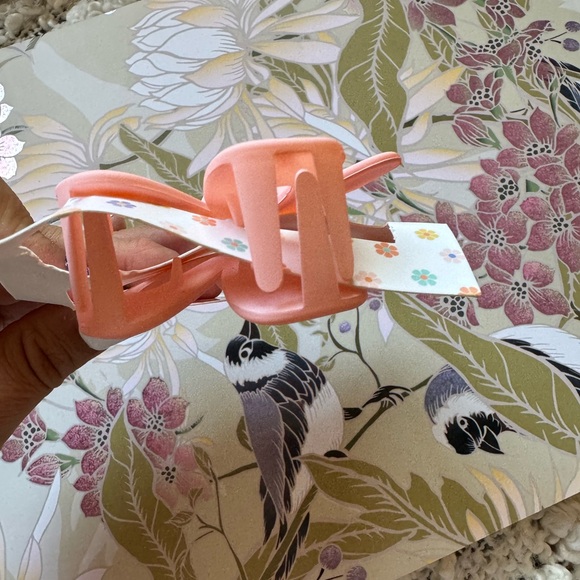 Claw Clip Hair Clip Flower Shape Blush Peach Color - Picture 4 of 4